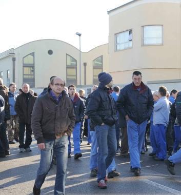 Gli operai Piaggio fuori dallo stabilimento per lo sciopero 
