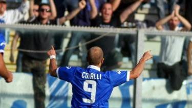 Il bomber azzurro Claudio Coralli mentre corre verso la Maratona per dedicare agli ultrà uno dei suoi gol L’attaccante, che nell’Empoli è calcisticamente nato e cresciuto, ha prolungato il contratto fino al giugno 2013