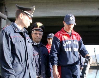 <b>I SUB AL LAVORO.</b> I carabinieri del nucleo subacquei di Genova Voltri recuperano il cervello dellimpianto di videosorveglianza dellabitazione dei Quinci a Stiava Lapparecchio era stato gettato nel Burlamacca  