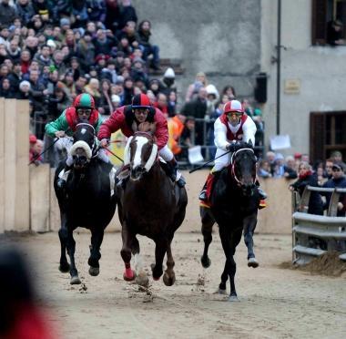Una sfilata storica e un momento della corsa in una precedente edizione del Palio 
