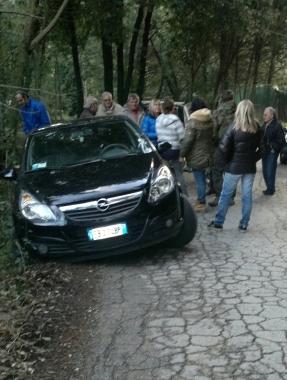 Lauto finita fuori strada ieri pomeriggio al Limoncino  