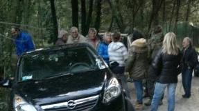 L’auto finita fuori strada ieri pomeriggio al Limoncino