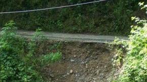 Il movimento franoso in via di Gelli nella frazione collinare di Petrognano