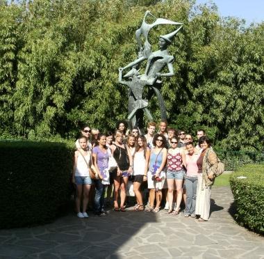 Gruppo di visitatori al parco di Pinocchio a Collodi    