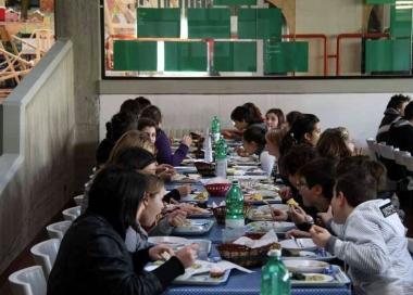Studenti a mensa; a destra il capogruppo del Pdl di San Miniato Roberto Ferraro  