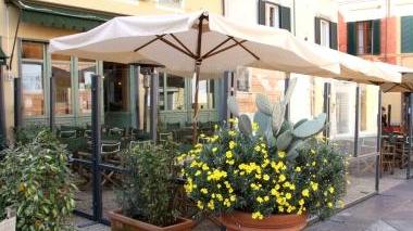 Ecco il nuovo allestimento invernale con le barriere frangivento in vetro dei bar della piazza Duomo