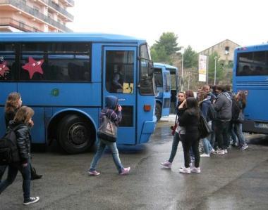 Un gruppo di studenti in attesa dellautobus in viale Elba a Portoferraio   