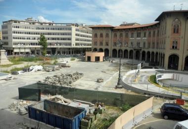 Il cantiere nella piazza e Andrea Serfogli 