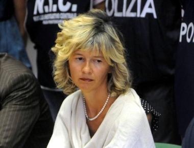 In alto a sinistra il pm Rossella Soffio; sopra la sede del colosso Hsbc 