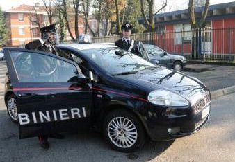 In basso un sms su un telefonino; a destra una pattuglia dei carabinieri: i militari hanno indagato sulla vicenda per un anno La svolta pochi giorni fa 