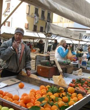 Al mercato di piazza Cavallotti lidea di una Ztl pi&ugrave; ampia non piace affatto 