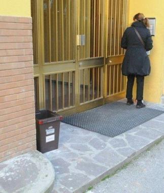Un bidoncino per i rifiuti urbani all ingresso di un condominio nel quartiere di Sant Anna (Vip) 