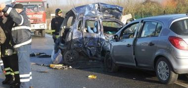 Muore nell'auto contro un camion