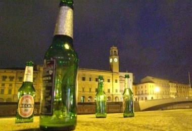 Bottiglie di birra sulle spallette: unimmagine simbolo della movida 