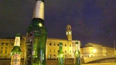 Bottiglie di birra sulle spallette: un’immagine simbolo della movida