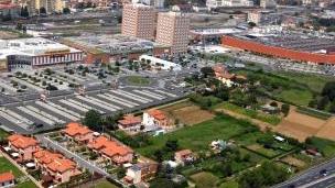 La Variante Aurelia divide in due la città: da una parte la Porta a terra e i nuovi quartieri dall’altra le aree non urbanizzate dove il nuovo piano strutturale non prevede costruzioni residenziali