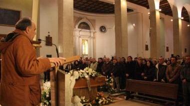 Don Franco benedice la bara; sopra, la famiglia di Rajmonda; foto grande, la madre della giovane assassinata
