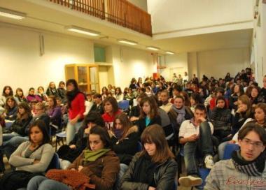 Una riunione degli studenti del liceo 