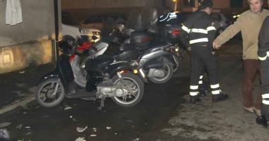 Lo scooter distrutto dal crollo del comignolo e i pompieri sul posto 
