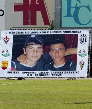 Un poster gigante su un campo di calcio con la foto di Riccardo Neri e Alessio Ferramosca             