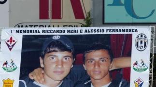 Un poster gigante su un campo di calcio con la foto di Riccardo Neri e Alessio Ferramosca