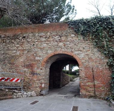 <b>DEGRADO </b>allingresso delle Mura Medicee 