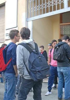<b>STUDENTI </b>Giovani fuori da scuola     