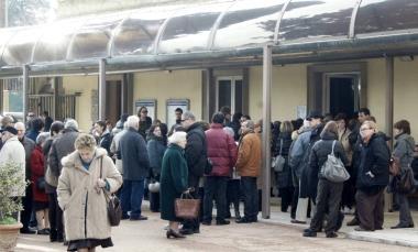La folla di amici e parenti ai funerali di Yuri Attin&agrave; 