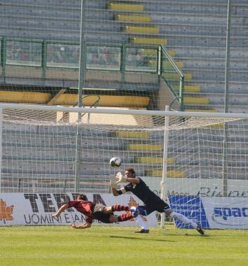 La gara di andata: Pezzi segna il gol del 4-0 (Vip) 