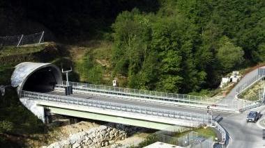L’imbocco di una galleria della via dei marmi a Miseglia bassa