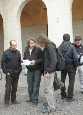 Giovani di Rebeld&igrave;a fuori del municipio durante la conferenza stampa ieri mattina    