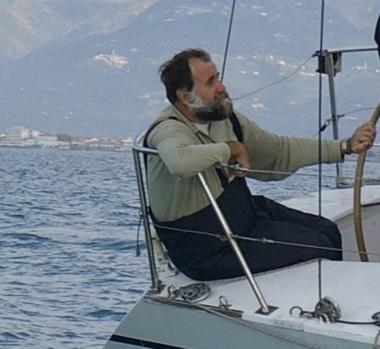 <b>VELA</b> Giovanni Lombardi e, sopra, la sua barca Mefistofele in gara           