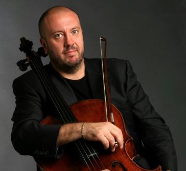 Enrico Dindo con il suo violoncello 