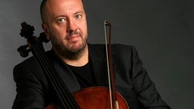 Enrico Dindo con il suo violoncello