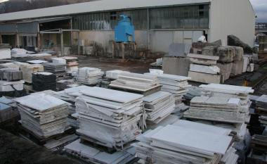 <b>MARMO.</b> Lastre in un piazzale      