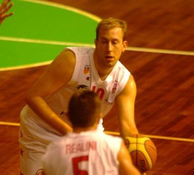 Il pivot Passaglia e la guardia Realini sul parquet del Palatagliate (Vip) 