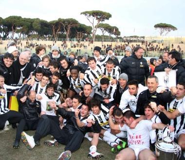 <b>VITTORIA.</b> La formazione della Juve festeggia il trionfo nella scorsa edizione della Coppa            