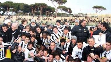 <b>VITTORIA.</b> La formazione della Juve festeggia il trionfo nella scorsa edizione della Coppa