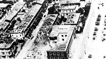 <b>LUGLIO 1945</b> La casa del Fascio dopo l’esplosione delle bombe recuperate sulla spiaggia Il colpo provocò la morte di 16 persone (numero ufficiale) Il palazzo Littorio fu inaugurato il primo luglio del 1940 con l’Italia appena entrata in guerra