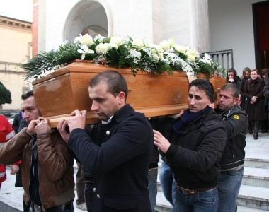 <b>VITTIMA.</b> Rajmonda Zefi, 30 anni; la bara portata da fratelli e amici fuori dalla chiesa di San Paolino 