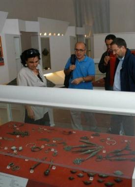 <b>MUSEO ARCHEOLOGICO </b>Una delle vetrine nelle sale durante una visita 