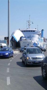 Operazioni di sbarco da un traghetto Moby in porto a Piombino  