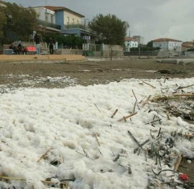 Schiume sulla spiaggia di Caletta    