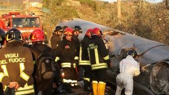 Il recupero del collante fuoriuscito dall’autobotte dopo l’incidente avvenuto mercoledì nella zona di Spicchio