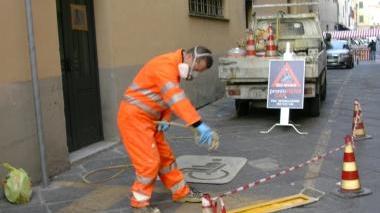 Un operaio di Pronto cantiere al lavoro sulle strisce per i disabili