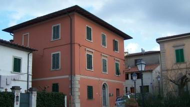 Il condominio di via Campofranco a Montecalvoli che è al centro dello scontro
