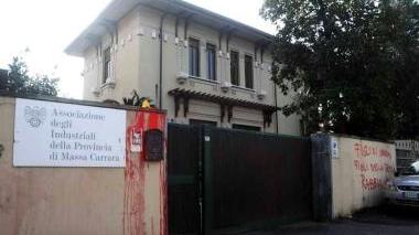 Le scritte, la stella e la vernice rossa contro la sede dell’associaizone industriali