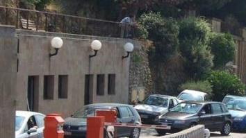 Macchine in fila davanti all’entrata del parcheggio La Dogana