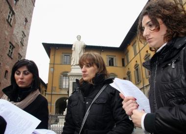 Le tre ex commesse Sasch di Rizziconi in piazza del Comune 