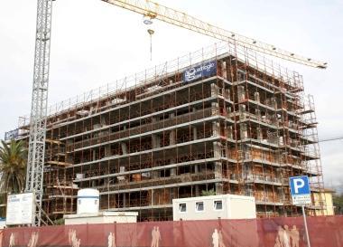 Il cantiere per il nuovo complesso residenziale al posto dellHotel Panoramic sul lungomare di Lido 